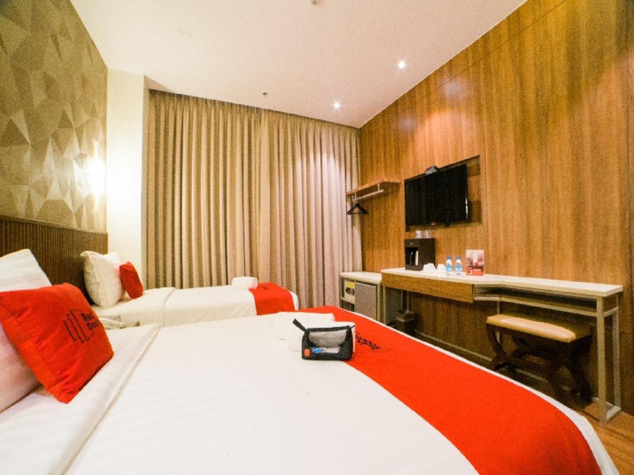 Reddoorz Premium @ South Triangle קואזון סיטי מראה חיצוני תמונה