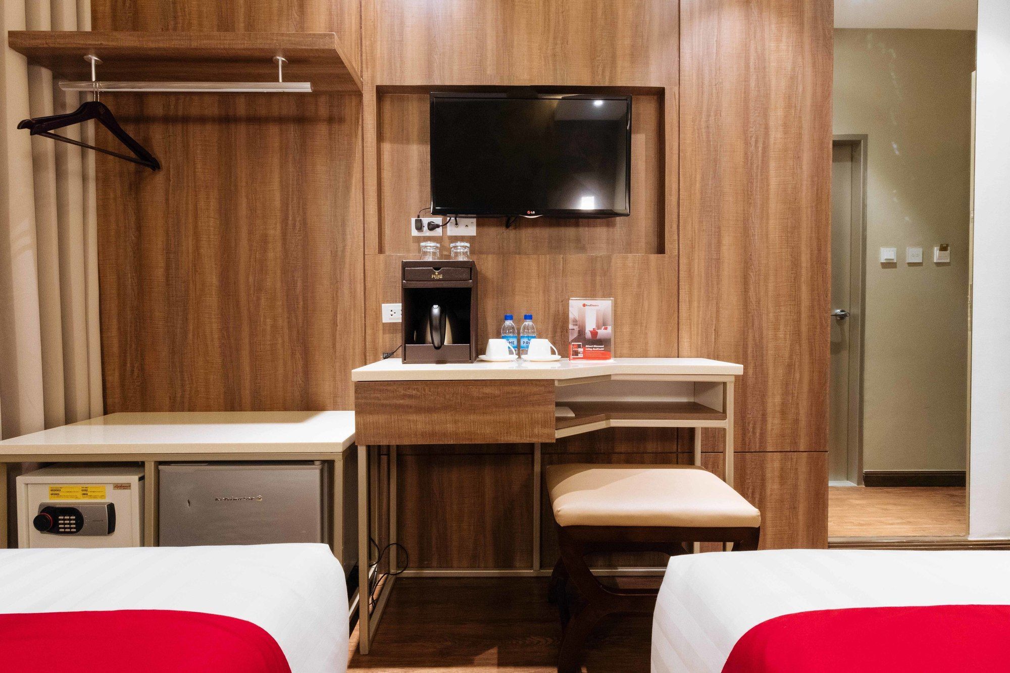 Reddoorz Premium @ South Triangle קואזון סיטי מראה חיצוני תמונה